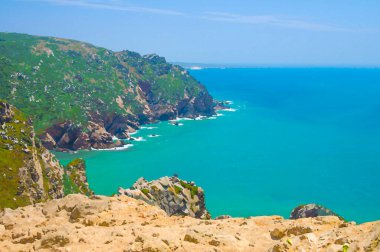 Portekiz 'in suluboya çizimi, Avrupa' nın batı noktası, Cape Roca 'nın manzarası, Cabo da Roca' nın Atlantik okyanus kıyı şeridi manzarası, Azure Atlantik suyu, sahil şeridi kayalıkları