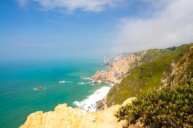Cape Roca 'nın suluboya çizimi - Avrupa' nın batı noktası, Cabo da Roca 'dan Atlantik okyanus kıyı şeridi manzarası, Azure Atlantik suyu, Avrupa' nın en uç noktasındaki kıyı şeridi kayalıkları