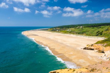 Yazın Nazare sahillerinin suluboya çizimleri, Atlantik okyanusunun masmavi sularıyla dolu geniş plajlar, Nazilerin uçurumları, gökyüzünde uçan martılar, Portekiz