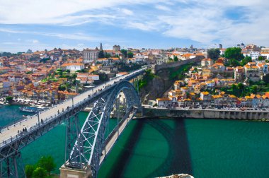 Porto Panorama 'nın suluboya çizimi, Eyfel Köprüsü' nün panoramik manzarası, Ponte Dom Luis, Ponti Di Don Luis Köprüsü, Douro Nehri, Porto şehrinin panoramik manzarası, Portekiz 'in eski Porto kasabası.