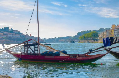 Yazın Porto 'nun suluboya çizimi, Douro nehrinin panoramik manzarası, şarap limanı varilleri yakın kırmızı ahşap tekne, Douro nehrinin kıyıları, Portekiz