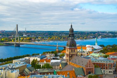 Riga Cityscape Old Town, Dome Katedrali, Saint James Katedrali, Riga Kalesi ve River Daugava 'nın Panorama manzarasının suluboya çizimi Saint Peter Kilisesi, Riga, Letonya