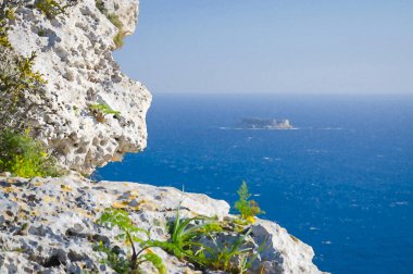 Akdeniz manzaralı suluboya resim ve Malta 'nın Dingli Kayalıkları' ndan Filfla adası