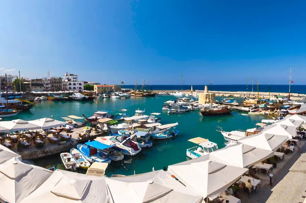 北塞浦路斯凯里尼亚吉恩镇的码头和游艇码头与蓝天群山的全景水彩画 — 图库照片