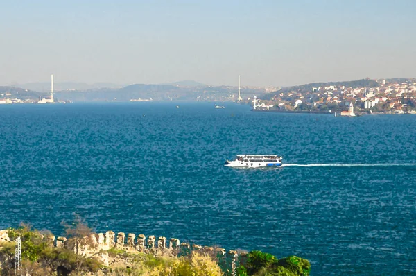 フェリーの水彩画は トルコのイスタンブールでゴールデンホーンを上下に航海します — ストック写真