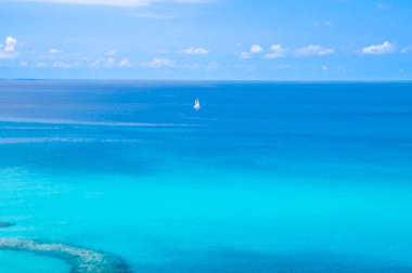 Turkuvaz suyu, mavi gökyüzü bulutlu tropikal deniz manzarası, küçük yat arkaplanı, Tropea, Calabria, Güney İtalya