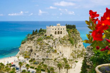 Santa Maria dell Isola Manastırı 'nın suluboya çizimi kaya Tyrhenian Denizi üzerinde, mavi gökyüzü beyaz bulutlar, bulanık çiçekler ön plan, Tropea kasabası, Calabria, Güney İtalya
