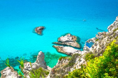 Muhteşem tropikal mavi turkuaz deniz suyunun suluboya çizimi yatlı, kayalık tepe Parco Belvedere platformu Capo Vaticano Ricadi, mavi gökyüzü, Calabria, İtalya