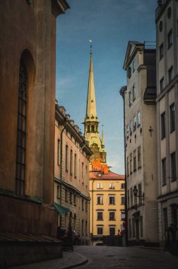 Geleneksel İsveç dar kaldırım taşı sokağının suluboya çizimi, eski tarihi kent Stadsholmen adasından Gamla Stan 'in renkli binaları, Stokholm' deki Spires Lutheran Alman Kilisesi