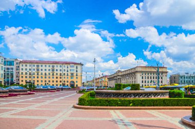 Minsk 'in suluboya çizimi: Bağımsızlık Meydanı ve Bulvarı Sosyalist Klasik Stalin İmparatorluğu tarzı binalar ve şehir merkezinde Minsk Oteli, güneşli yaz gününde mavi gökyüzü bulutları
