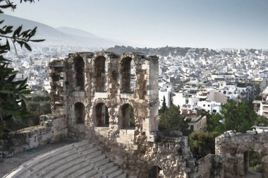 Beyaz binaların panoramik manzarasının suluboya çizimi şehir bölgeleri ve Yunanistan 'ın başkenti Atina' da Akropolis 'in altındaki Kahraman Atticus taş tiyatrosunun Odeonu