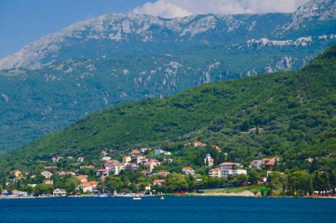 Boka Kotor körfez suyunun suluboya çizimi, Herceg Novi kasabası ve Dinarik Alpler Dağı Orjen dağı beyaz bulutlu mavi gökyüzü önünde, Karadağ