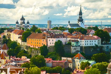 Tallinn 'in geleneksel kırmızı kiremit çatıları, ortaçağ kiliseleri, kuleleri ve duvarları, Estonya' daki St. Olaf Kilise Kulesi 'nden Toompea Tepesi' nin panoramik manzarasının suluboya çizimi