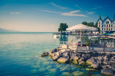 Vevey-Marche 'ın suluboya çizimi ve açık hava kafe şemsiyeleri ve İsviçre Riviera, İsviçre Vevey' deki Cenevre Gölü 'nün taştan kıyısındaki Leman Gölü' nün masaları.