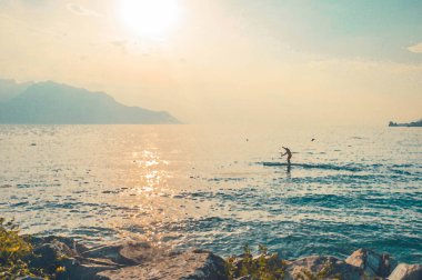 Dağların manzarasının suluboya çizimi Alpler, Sörf tahtasındaki bir adamın silüeti Geneva Gölü, Montreux, İsviçre Riviera, Vaud kantonu, İsviçre