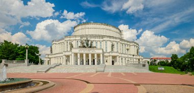 Minsk 'in suluboya resimleri Ulusal Akademik Büyük Opera ve Bale binası tarihi şehir merkezinin Trinity Hill bölgesinde park halinde, güneşli yaz gününde mavi gökyüzü bulutları