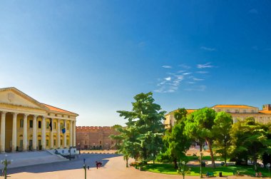 Verona şehrindeki Piazza Sütyen Meydanı 'nın suluboya çizimi. Barbieri Sarayı, Palazzo della Gran Guardia ve yeşil sedir ve çam ağaçlı park bahçesi, Kuzey İtalya.