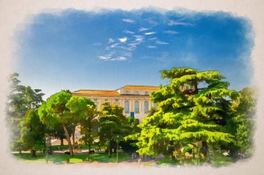 Verona şehrinin tarihi merkezinde, yeşil sedir ve çam ağaçlı park bahçesi, Palazzo della Gran Guardia saray binası, mavi gökyüzü, Veneto Bölgesi, İtalya