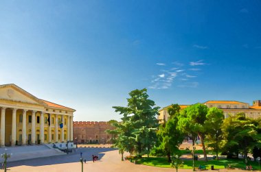 Verona şehrindeki Piazza Sütyen Meydanı 'nın suluboya çizimi. Barbieri Sarayı, Palazzo della Gran Guardia ve yeşil sedir ve çam ağaçlı park bahçesi, Kuzey İtalya.