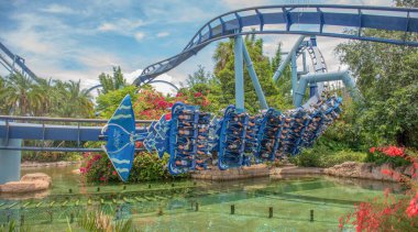 Orlando, Florida. 28 Eylül 2021. İnsanlar Seaworld 'de Manta roller coaster' ın keyfini çıkarıyor. (3)