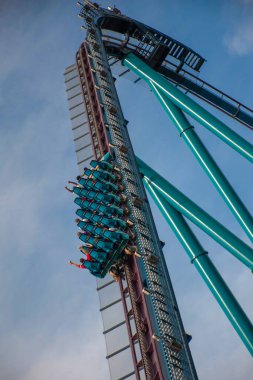 Orlando, Florida. 28 Eylül 2021. İnsanlar Seaworld 'de müthiş Mako hız treninin keyfini çıkarıyorlar (57)