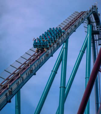 Orlando, Florida. 28 Eylül 2021. İnsanlar Seaworld 'de müthiş Mako roller coaster (62)