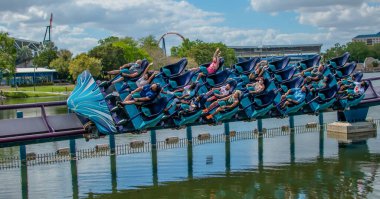 Orlando, Florida. 28 Eylül 2021. İnsanlar Seaworld 'de müthiş Mako hız treninin keyfini çıkarıyorlar (66)