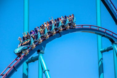 Orlando, Florida. 28 Eylül 2021. İnsanlar Seaworld 'de müthiş Mako hız treninin keyfini çıkarıyorlar (73)