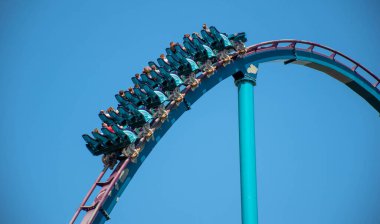 Orlando, Florida. 28 Temmuz 2021. İnsanlar Seaworld 'de Mako hız treninde eğleniyor (3