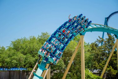Orlando, Florida. 28 Temmuz 2021. İnsanlar Seaworld 'de müthiş eğleniyor Kraken hız treni (2))