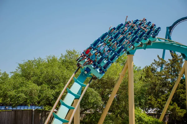 Orlando, Florida. 28 Temmuz 2021. İnsanlar Seaworld 'de müthiş eğleniyor Kraken roller coaster (1)