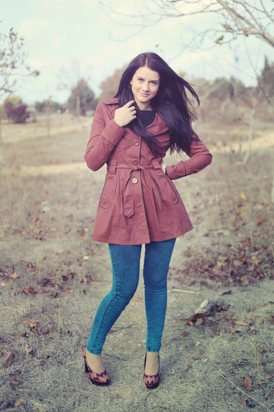 Menina bonita no parque — Fotografia de Stock