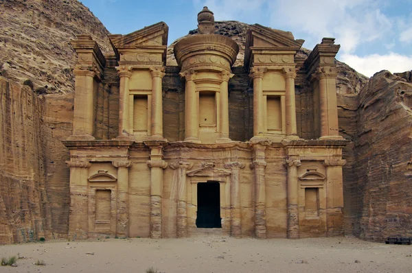 Foto panoramica del Monastero Ad-Deir a Petra, Giordania . — Foto Stock