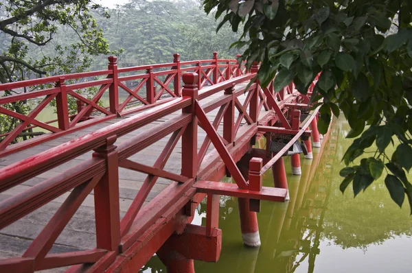 A famosa ponte vermelha em Hanói no Lago Hoan Kiem. vietnam . — Fotografia de Stock