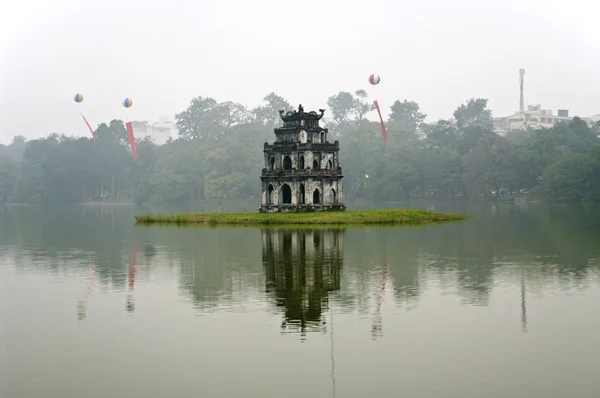亀の塔は、ホアンキエム湖の島に。ハノイ、ベトナム — ストック写真