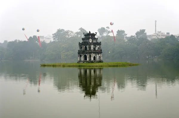 hoan kiem Gölü bir adada kaplumbağa kule var. Hanoi, vietnam