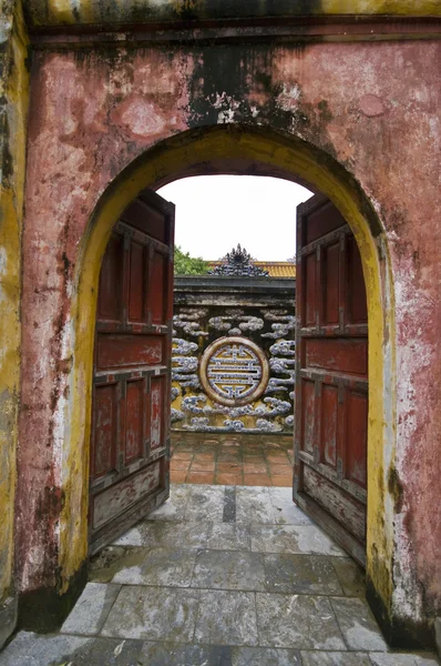 Brána v císařské město hue, vietnam — Stock fotografie