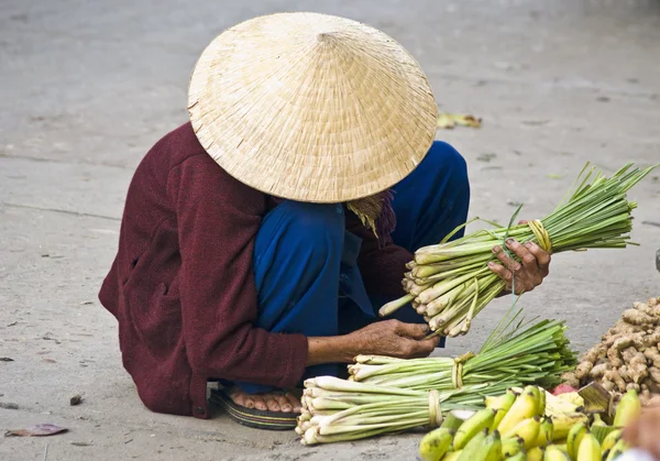 Een Vietnamees straat leverancier. Hoi an, vietnam. — Stockfoto