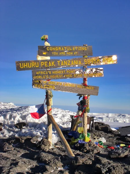 Top van mt. kilimanjaro, het dak van Afrika — Stockfoto