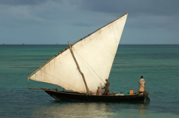 Segelboot mit drei Fischern. — Stockfoto