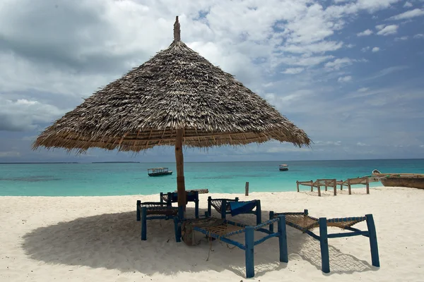 Vista de espreguiçadeiras vazias e guarda-chuva na praia . — Fotografia de Stock