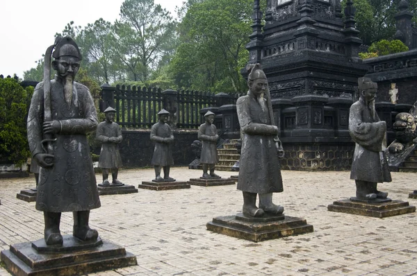 Памятники вьетнамским солдатам у мавзолея императора Ху Диня — стоковое фото