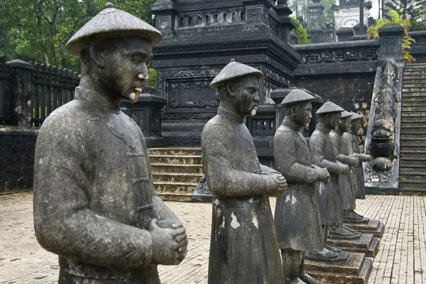 Guardas de honra mandarim de pedra no túmulo de Khai Dinh, Hue, Vietnã . — Fotografia de Stock