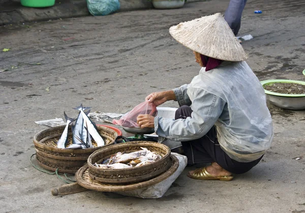 ベトナムの通り市場の女性の売り手. — ストック写真