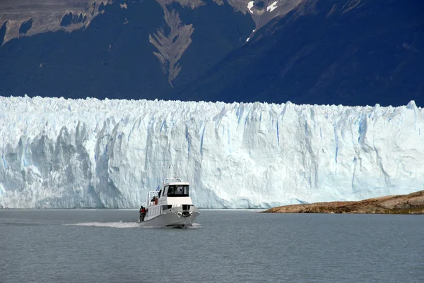 Nave de excursión cerca del Glaciar Perito Moreno en Patagonia, Arge — Foto de Stock