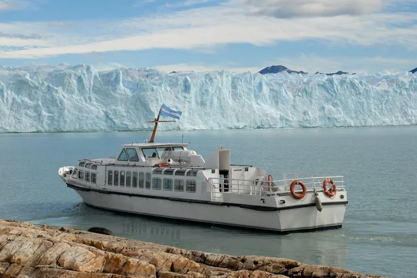 Arjantinli gezi gemisi yakınındaki patag içinde perito moreno Buzulu — Stok fotoğraf