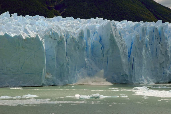 Colapso en el Glaciar Perito Moreno en Patagonia, Argentina . — Foto de Stock