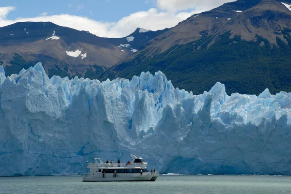 Výletní loď poblíž ledovec perito moreno v Patagonii, arge — Stock fotografie