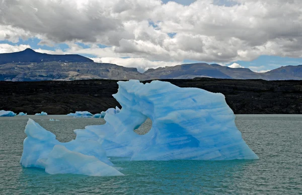 Isberg i sjön argentino nära upsala glaciären. — Stockfoto