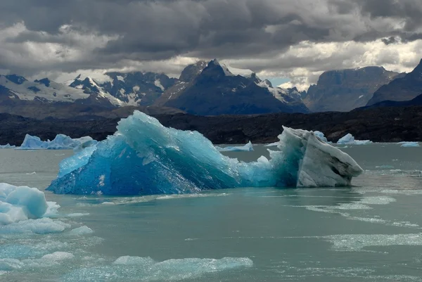 Isberg i sjön argentino nära upsala glaciären. — Stockfoto